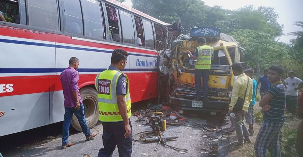বাগেরহাটের ফকিরহাটে বাস-ট্রাক সংঘর্ষে দুই চালকসহ নিহত ৩