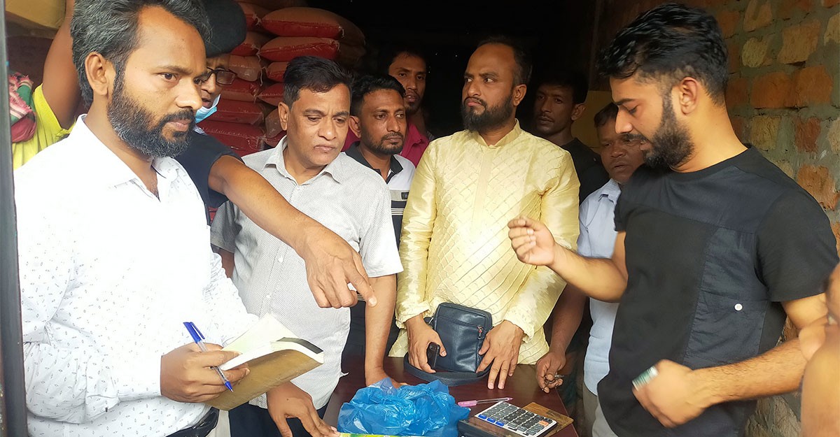 বড়লেখায় তেল অবৈধভাবে মজুত রাখায় দোকান সিলগালা