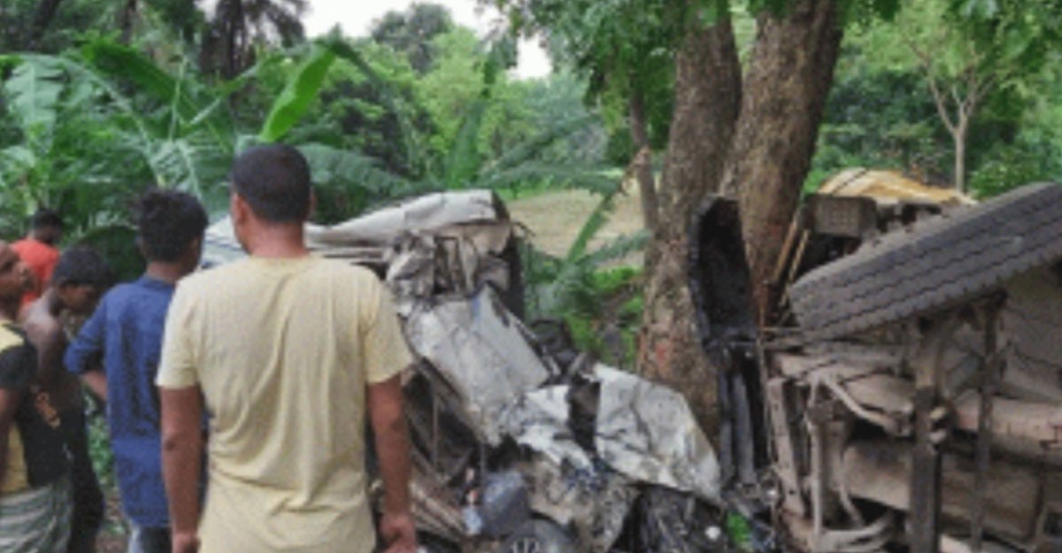 নাটোরে ট্রাক-মাইক্রোবাস সংঘর্ষে নিহত ২